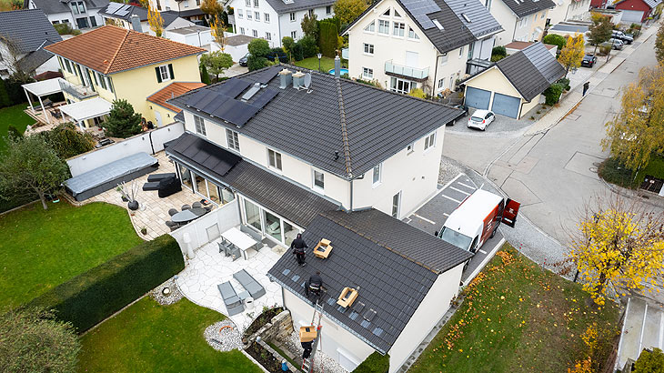  Die Sonne scheint für alle kostenfrei! Fünf gute Gründe, warum 2024 das Jahr für Photovoltaik-Anlagen wird (©Foto: pec)